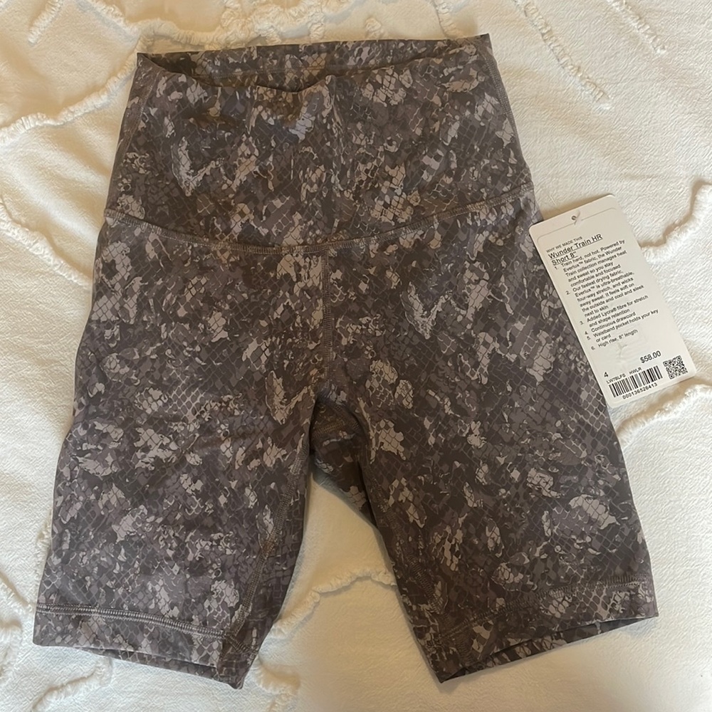 Lululemon Wunder Train HR Short 8”